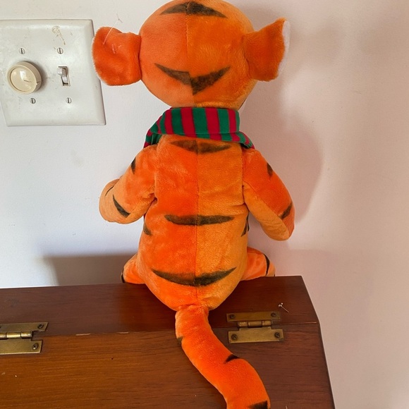 New Disney Holiday Tigger - Picture 5 of 6